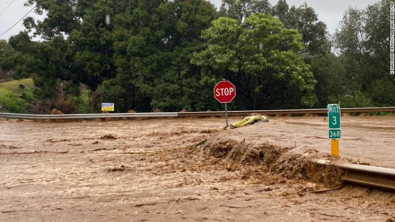 洪水は甚大な被害をもたらすため、ハワイは緊急事態を宣言します, 橋の崩壊を含む