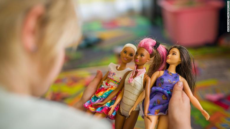 超薄型人形で遊ぶ女の子はボディイメージの問題を抱えている可能性が高い, 研究によると