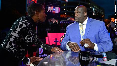 Der TNT-Analyst und ehemalige NBA-Spieler Shaquille O'Neal spricht mit Roberts.