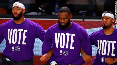 Anthony Davis, LeBron James Quinn Koch der Los Angeles Lakers knien während der Nationalhymne mit VOTE-Shirts auf.