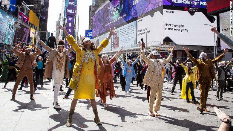La comunità teatrale si riunisce per uno spettacolo pop-up a Times Square esattamente un anno dopo che Broadway è andato al buio a causa della pandemia
