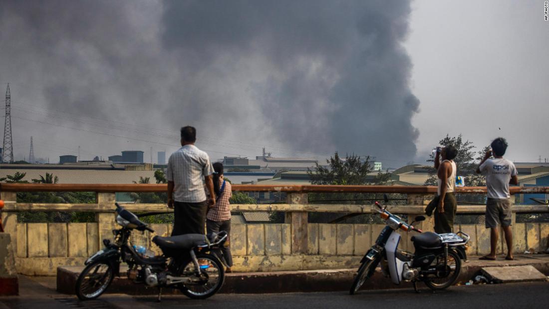 Smoke billows from the industrial zone of the Hlaing Tharyar township in Yangon on March 14. The Chinese Embassy in Myanmar said several &lt;a href =&quot;https://edition.cnn.com/2021/03/15/asia/myanmar-deaths-chinese-factories-intl-hnk/index.html&quot; target =&quot;_空欄&amquotot;&gt;Chinese-funded factories were set ablaze&alt;lt;/A&gt; during protests. Demonstrators have accused Beijing of supporting the coup and junta.