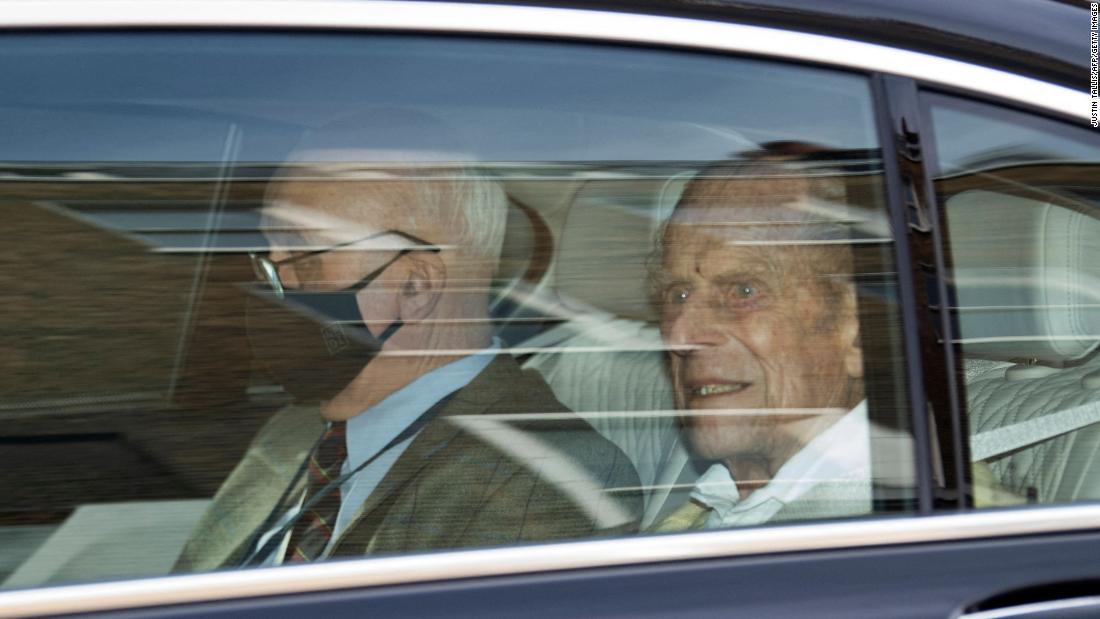 Principe Filippo, destra, leaves a London hospital in March 2021. &lt;a href =&quot;https://www.cnn.com/2021/03/16/uk/prince-philip-leaves-hospital-scli-intl-gbr/index.html&quot; target =&quot;_blank&ampquott;&gt;He had a heart procedure&amltlt;/un&ampgtt; a couple of weeks earlier.