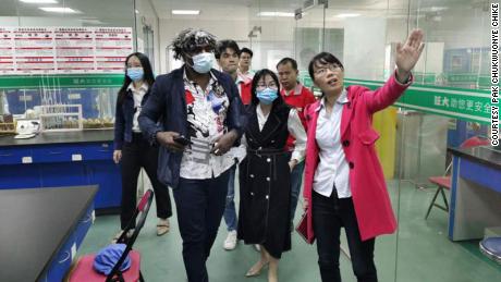 Pak Chukwuonye Chike macht Geschäfte mit chinesischen Kollegen in Guangzhou während der Pandemie.