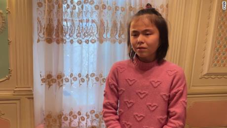 Mamutjans Tochter Muhlise bricht zusammen, nachdem sie von CNN bei ihren Großeltern nach ihren Eltern gefragt wurde. Zuhause in Kashgar, Xinjiang, im März 2021.