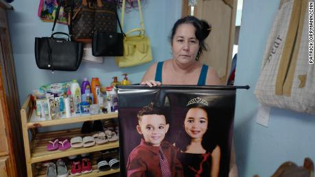 Jimenez hält ein Bild ihrer Enkelkinder Kenna Mariana [6] und Luis Nesto [4]. 
