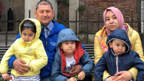 Ein Familienfoto von Mihriban Kader, Mamtinin Ablikim und ihren drei Kindern in Italien im Jahr 2021.