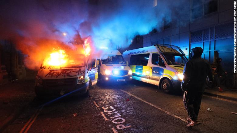 I manifestanti feriscono la polizia e danno fuoco ai veicoli nella città inglese, mentre le tensioni sul nuovo disegno di legge sul crimine ribollono