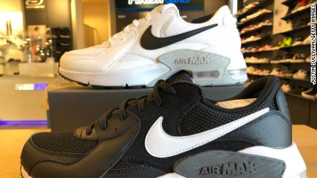 Os tênis da Nike foram exibidos na Macy's, Califórnia.