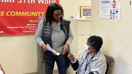 Alderman Emma Mitts, izquierda, shares information about  her COVID vaccine experience. She also encourages her constituent, Bernice Hillman, 77, to get the vaccine. 