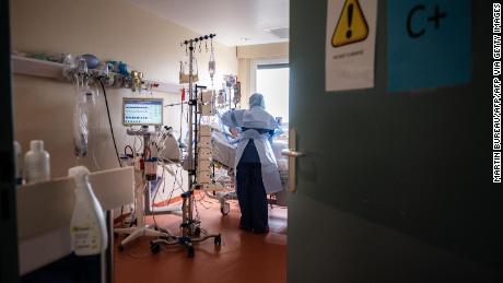 A nurse takes care of a patient suffering from Covid-19 at the intensive care unit of the Centre hospitalier privé de l&#39;Europe in Port-Marly, on March 25, 2021. 