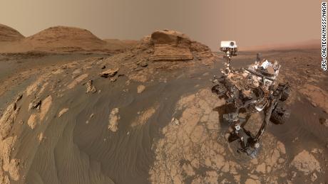 NASA&#39;s Curiosity Mars rover used two cameras to create this selfie in front of Mont Mercou.