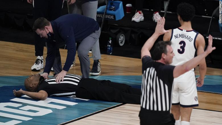 Official collapses at NCAA men's tournament game between Gonzaga and USC