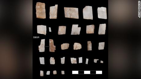 Crystals collected by early Homo sapiens in the southern Kalahari Desert 105,000 anni fa.