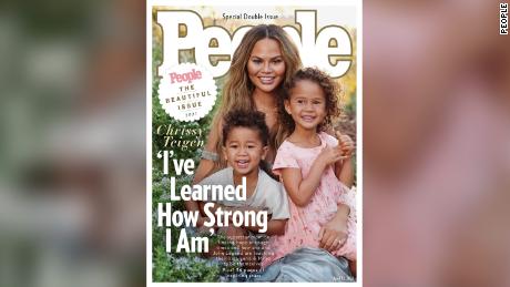 Chrissy Teigen and kids grace cover of People&#39;s &#39;美丽&#39; 问题 