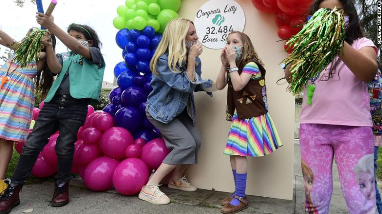 8歳の癌サバイバーが売り切れた 30,000 ガールスカウトのクッキーの箱. She's using proceeds to help 'fellow childhood cancer warriors'