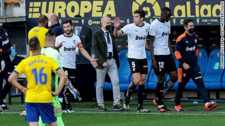Mouctar Diakhaby leaves the pitch with his teammates after allegedly receiving a racist comment.
