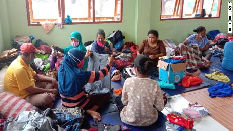 People who were displaced by floods at a temporary shelter in East Lewoleba, on Lembata Island, Indonesië, op April 6.