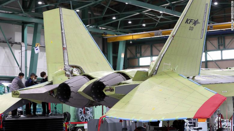 La Corea del Sud lancia la KF-21, entrare a far parte del gruppo d'élite di produttori di jet da combattimento supersonici globali