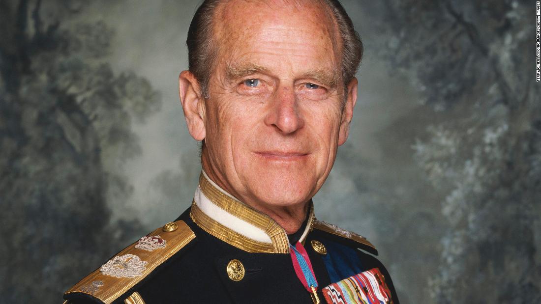 Bretaña&#39;s Prince Philip, el duque de edimburgo, poses in his military dress uniform circa 1990.