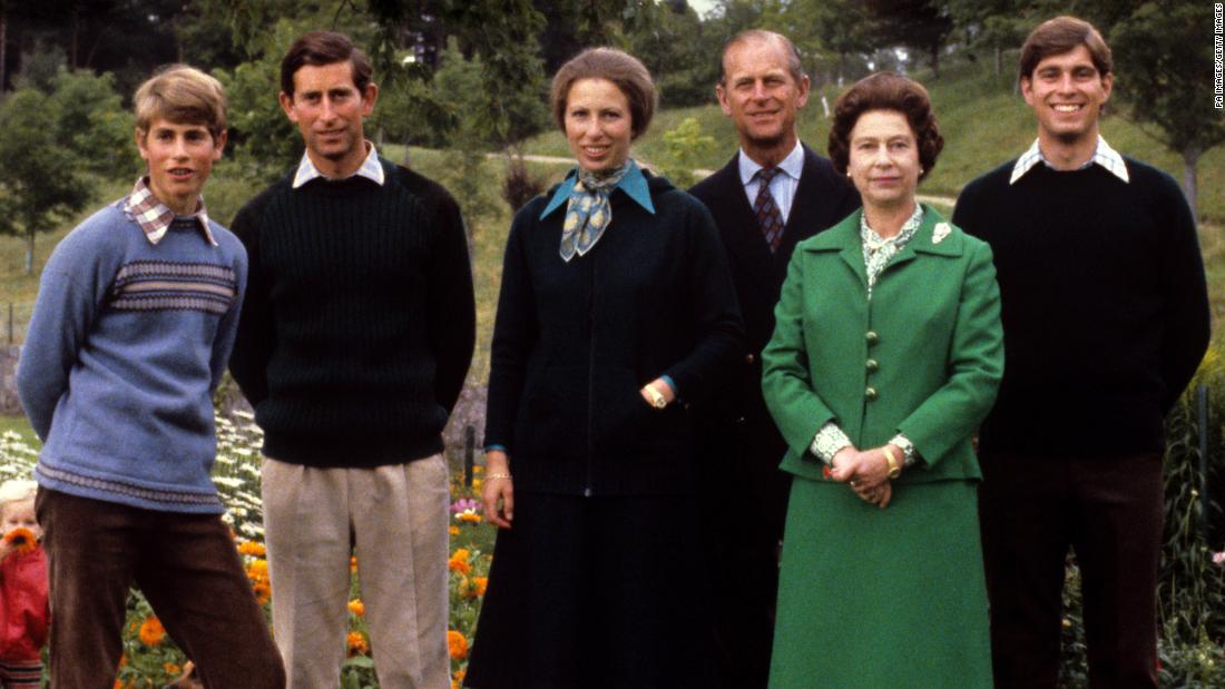 The Queen and Prince Philip pose for a photo with their children Prince Edward, Principe Carlo, Princess Anne and Prince Andrew in 1979.
