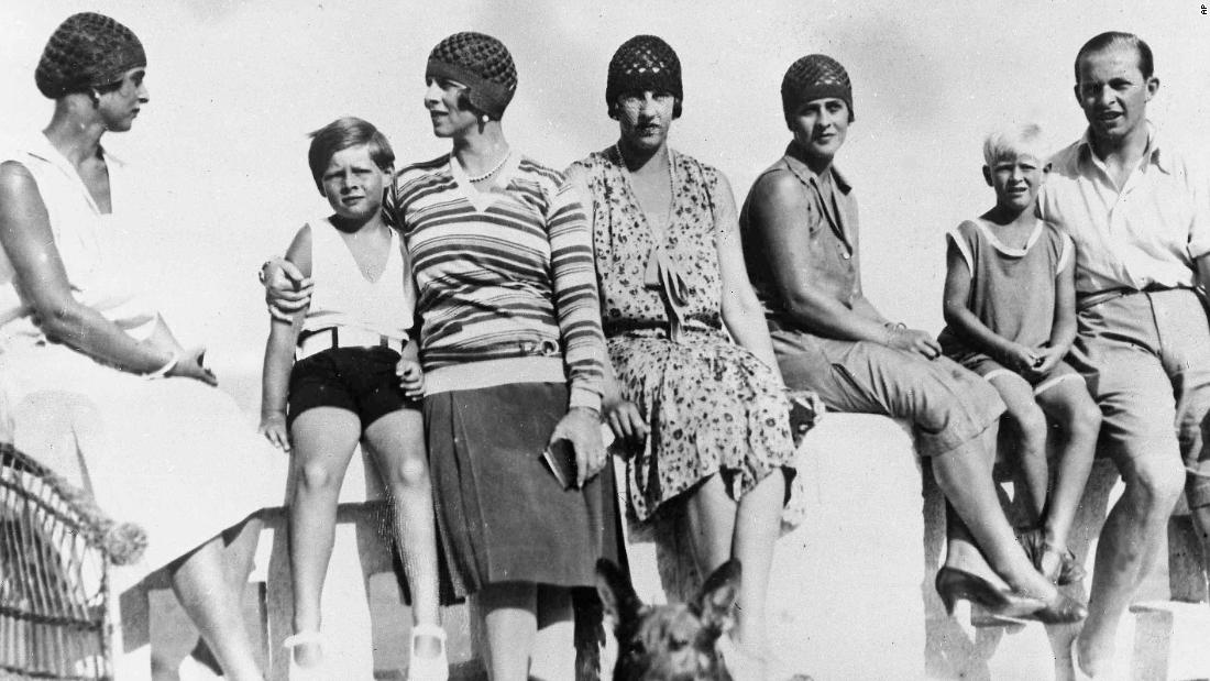 El príncipe Felipe, second from right, enjoys a family vacation in Mamaia, Romania, en 1928.