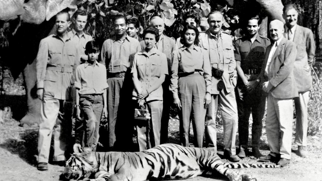 The Queen, センター, and Prince Philip, 左, pose with a tiger Philip killed on a hunting trip in India in 1961. They are seen with the Maharaja and the Maharani of Jaipur.