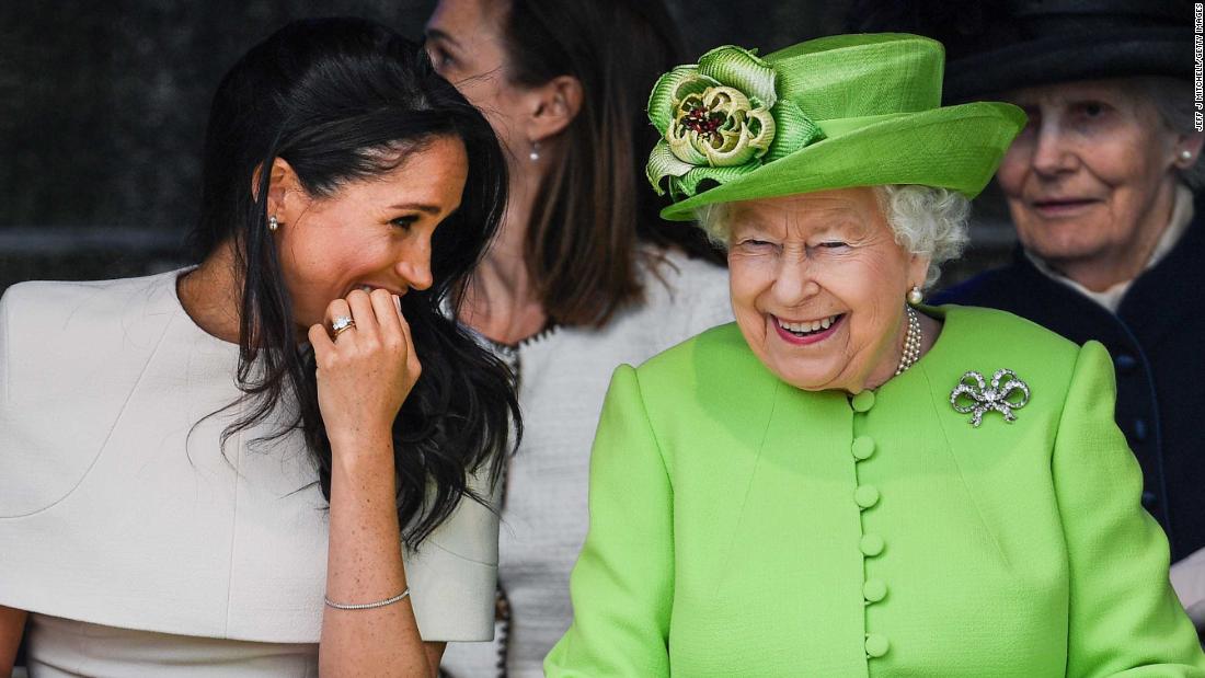 The Queen laughs with Meghan, Hertogin van Sussex, during a bridge-opening ceremony in Halton, Engeland, in Junie 2018. It was Meghan&#39;s first royal outing without her husband, Prins Harry, by her side.