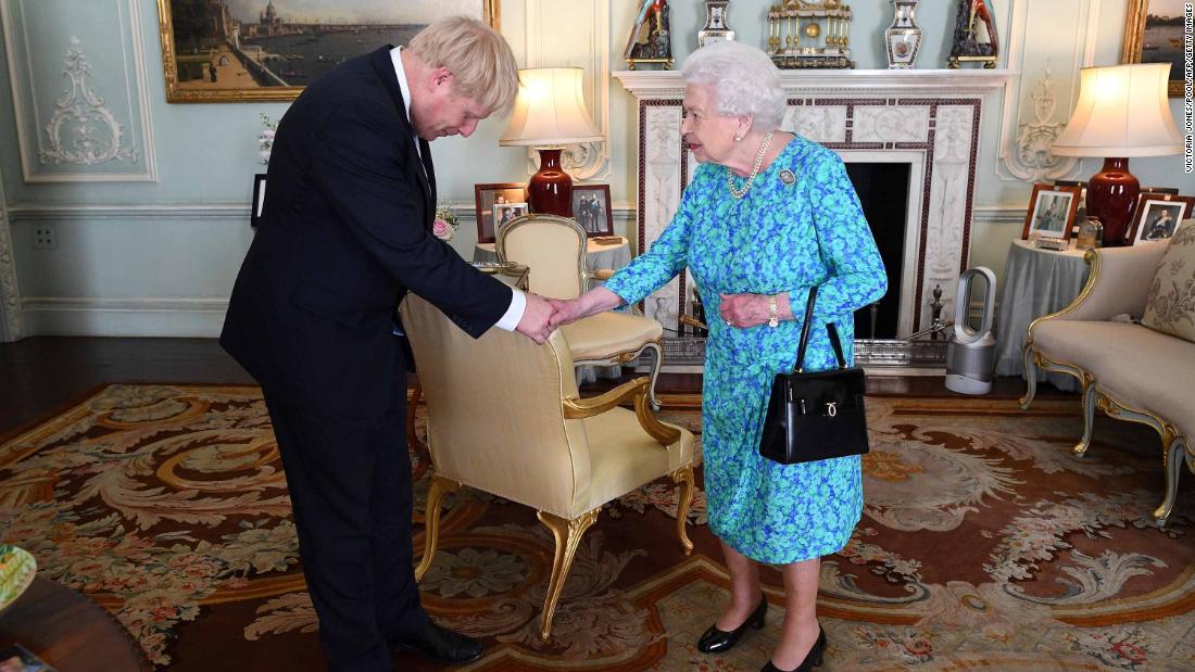 The Queen welcomes Boris Johnson at Buckingham Palace, where she formally invited him to become Prime Minister in July 2019. ジョンソン &lt;a href =&quot;https://edition.cnn.com/2019/07/23/uk/boris-johnson-prime-minister-uk-gbr-intl/index.html&quot; target =&quot;_空欄&amquotot;&gt;won the UK&#39;s Conservative Party leadership contest&alt;lt;/A&gt; and replaced Theresa May, who was forced into resigning after members of her Cabinet lost confidence in her inability to secure the UK&#39;s departure from the European Union.