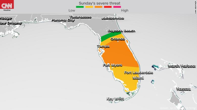 La grave minaccia di tempesta è aumentata in tutta la Florida causando ritardi negli aeroporti