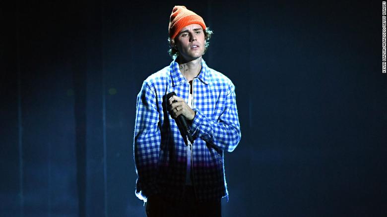 Justin Bieber dice che il suo problema di droga era così grave che le guardie del corpo gli controllavano il polso mentre dormiva
