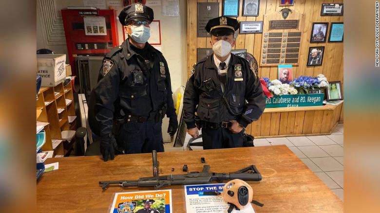 타임 스퀘어 지하철역에서 AK-47로 체포 된 오하이오 청소년, 경찰은 말한다