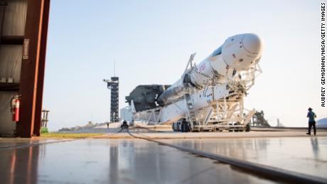 موشک SpaceX Falcon 9 با یک فضاپیمای Crew Dragon در حالی که در حال آماده سازی برای ماموریت Crew-2 در 16 آوریل 2021 در ناسا است ، در حال خارج شدن از مرکز ادغام افقی در مجتمع پرتاب 39A دیده می شود.  مرکز فضایی کندی در کیپ کاناورال ، فلوریدا. 