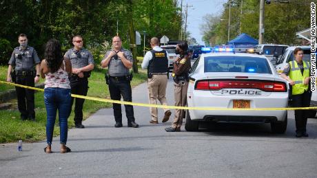 Man in North Carolina fatally shot while deputies served warrant, 当局は言う