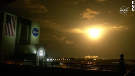 یک موشک SpaceX حامل چهار فضانورد از فلوریدا پرتاب می شود