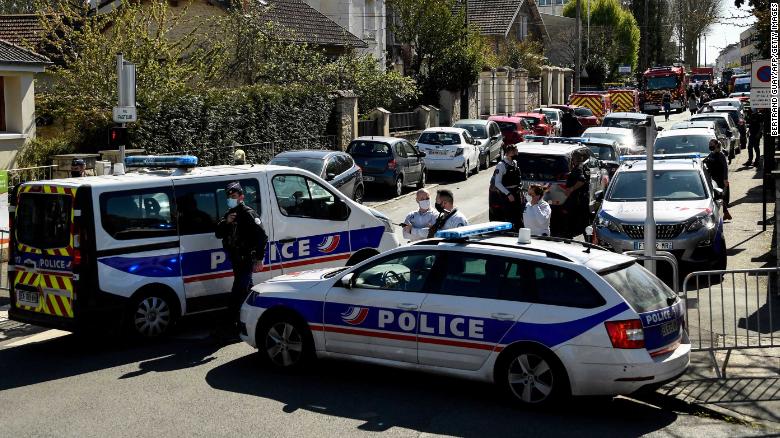 フランスの警察官がパリ近郊の駅でナイフ攻撃で殺害
