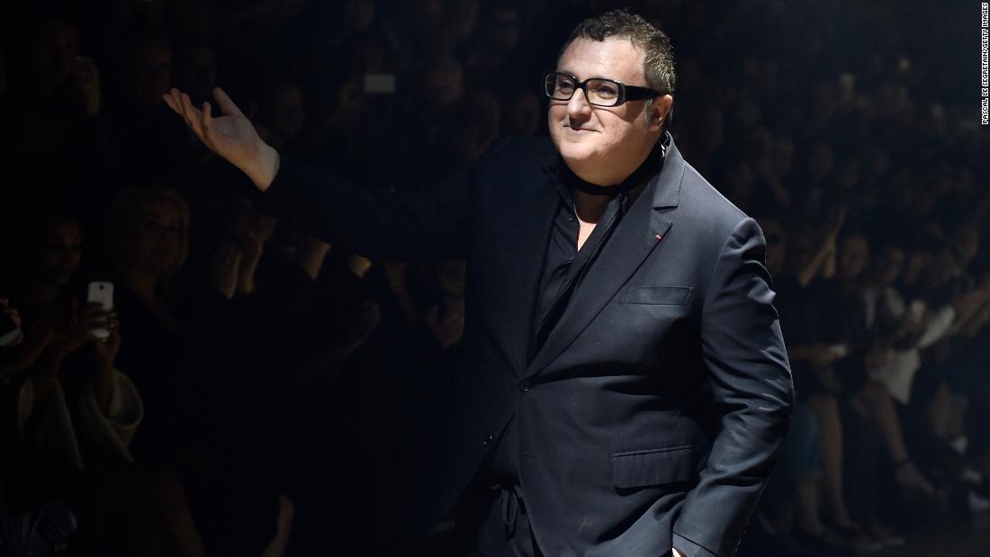 Celebrated fashion designer &lt;a href =&quot;http://www.cnn.com/style/article/alber-elbaz-designer-dies-intl/index.html&quot; 目标=&quot;_空白&amp报价t;&gt;Alber Elbaz,&ltp;lt;/一个gtmp;gt; perhaps best known for his work at Yves Saint Laurent and Lanvin, died of Covid-19 on April 24, a spokesperson for the luxury fashion company Richemont told CNN. Elbaz was 59.