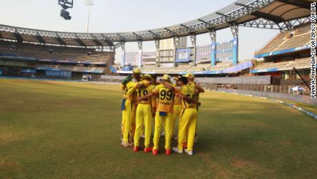 Le tournoi lucratif de cricket de la Premier League indienne se poursuit alors que l'Inde subit une poussée alarmante de Covid-19 