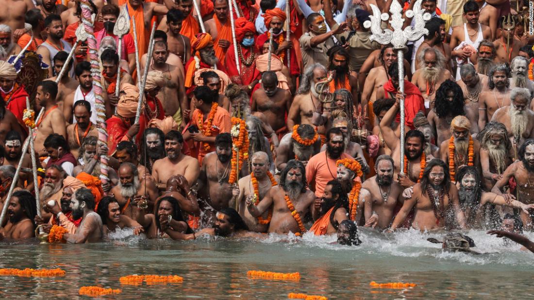 Hindu holy men wade into the Ganges River during the Kumbh Mela religious festival on April 12. People also packed the streets of Haridwar for what is the largest religious pilgrimage on Earth, 과 &lt;a href =&quot;https://edition.cnn.com/2021/04/12/india/india-covid-kumbh-mela-crowd-intl-hnk-scli/index.html&quot; target =&quot;_공백&am인용ot;&gt;the massive crowds created concern.ltmp;lt;/ㅏ&amgtgt;
