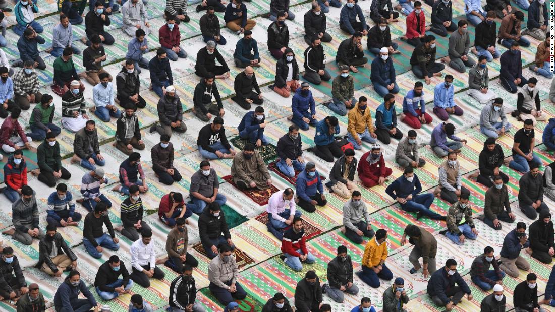 People gather at a Srinagar mosque on the first day of &lt;a href =&quot;http://www.cnn.com/2021/04/13/world/gallery/ramadan-2021/index.html&quot; target =&quot;_공백&am인용ot;&gt;Ramadanltmp;lt;/ㅏ&amgtgt; 4 월 14.