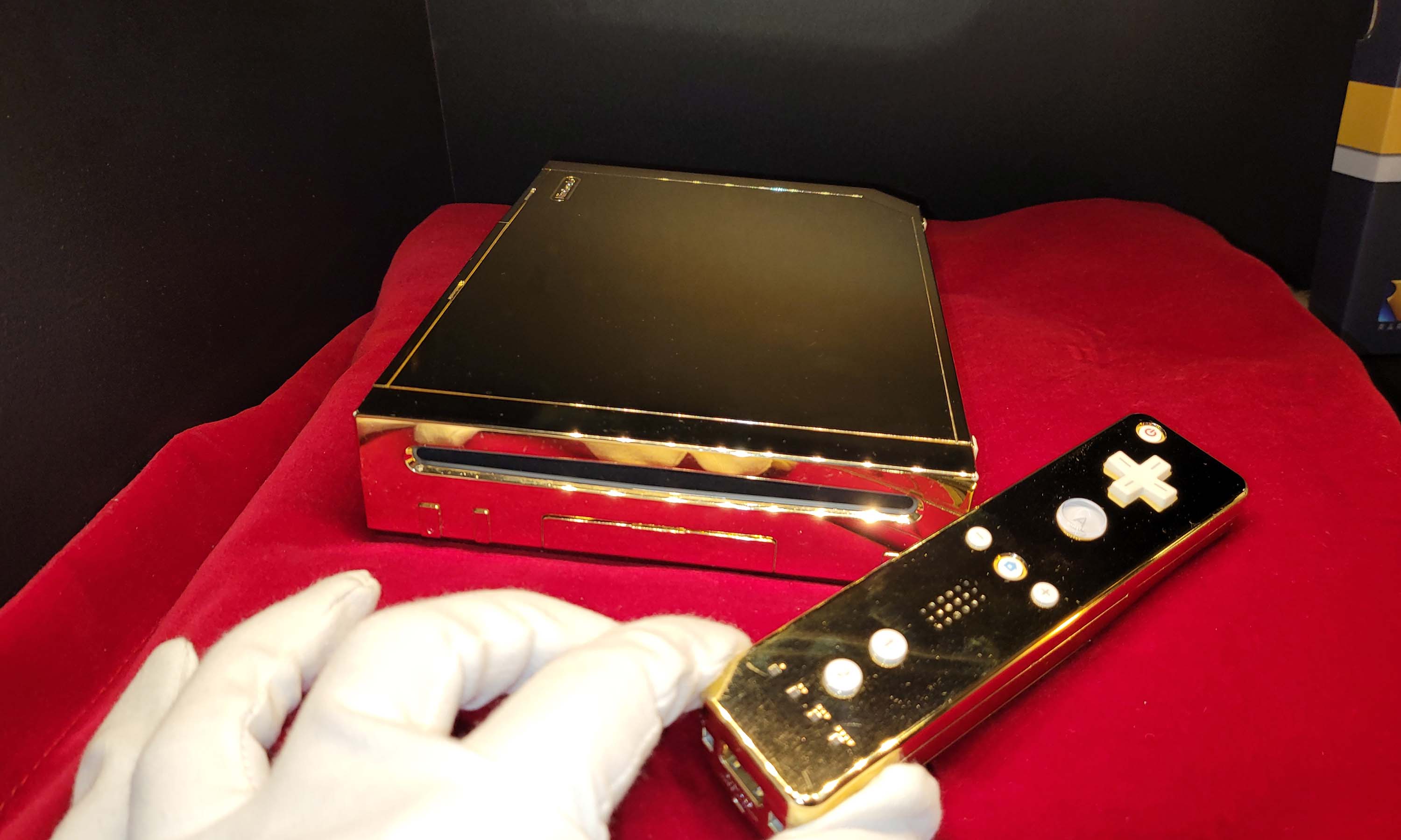woensdag verlamming realiteit Gold-plated Nintendo Wii made for Queen Elizabeth up for sale - CNN Style