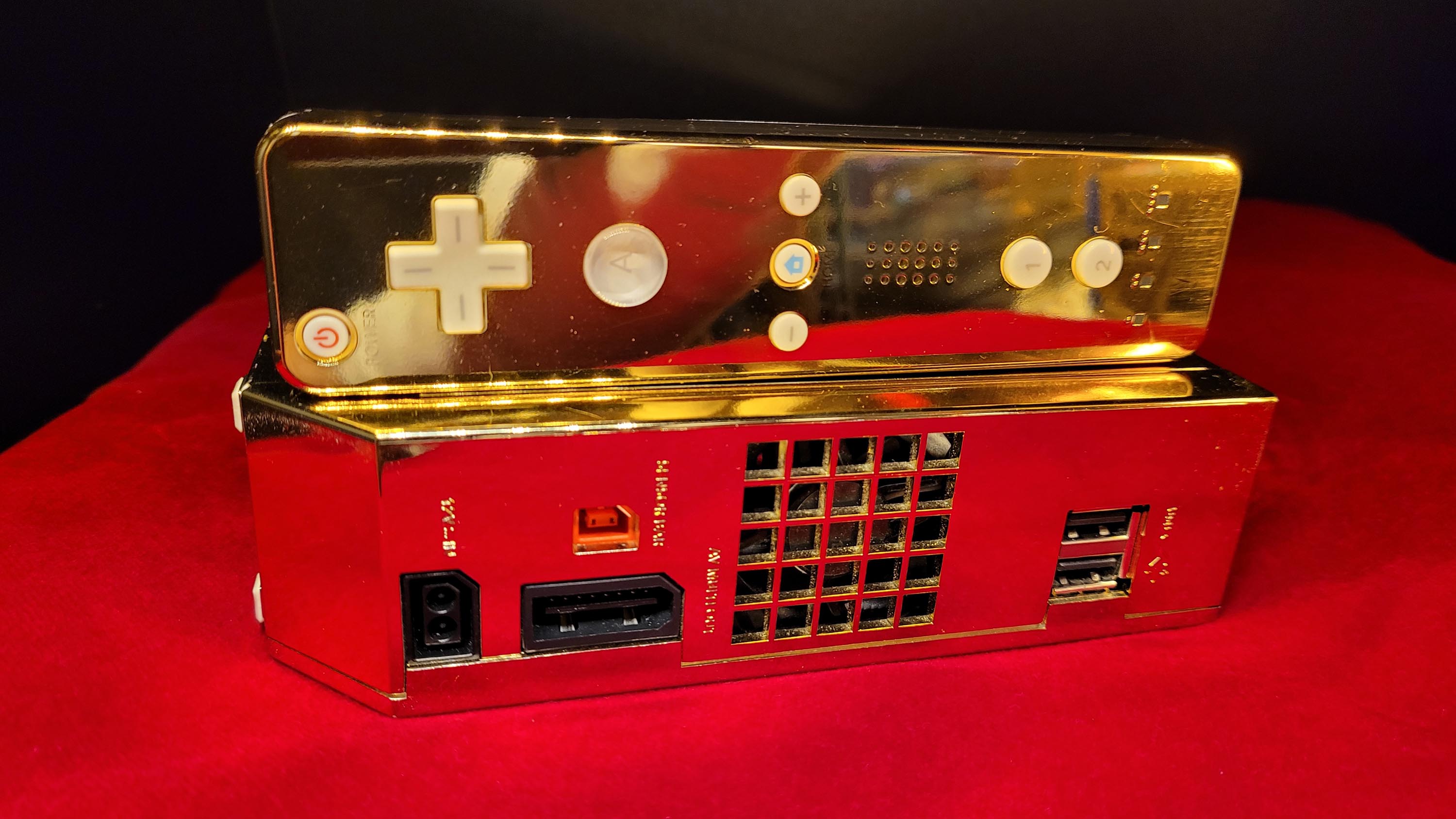 woensdag verlamming realiteit Gold-plated Nintendo Wii made for Queen Elizabeth up for sale - CNN Style