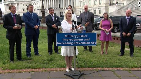 Les sénateurs présentent un projet de loi visant à modifier la manière dont les affaires d'agression sexuelle militaire sont poursuivies