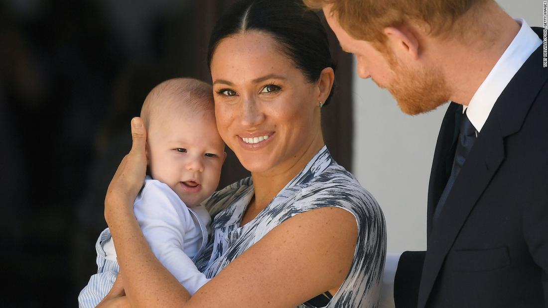 Prince Harry and his wife Meghan, 서 섹스 공작부 인, visit South Africa with their son, 아치, 에 2019. Archie is seventh in line to the throne, just behind his father.