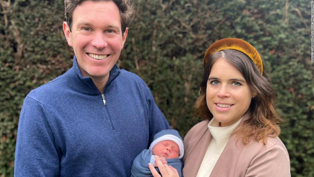 Princess Eugenie and her husband, Jack Brooksbank, hold their newborn son, 팔월, 2 월 2021. August is 11th in line to the throne, behind his mother, his aunt Princess Beatrice and his grandfather, 앤드류 왕자.