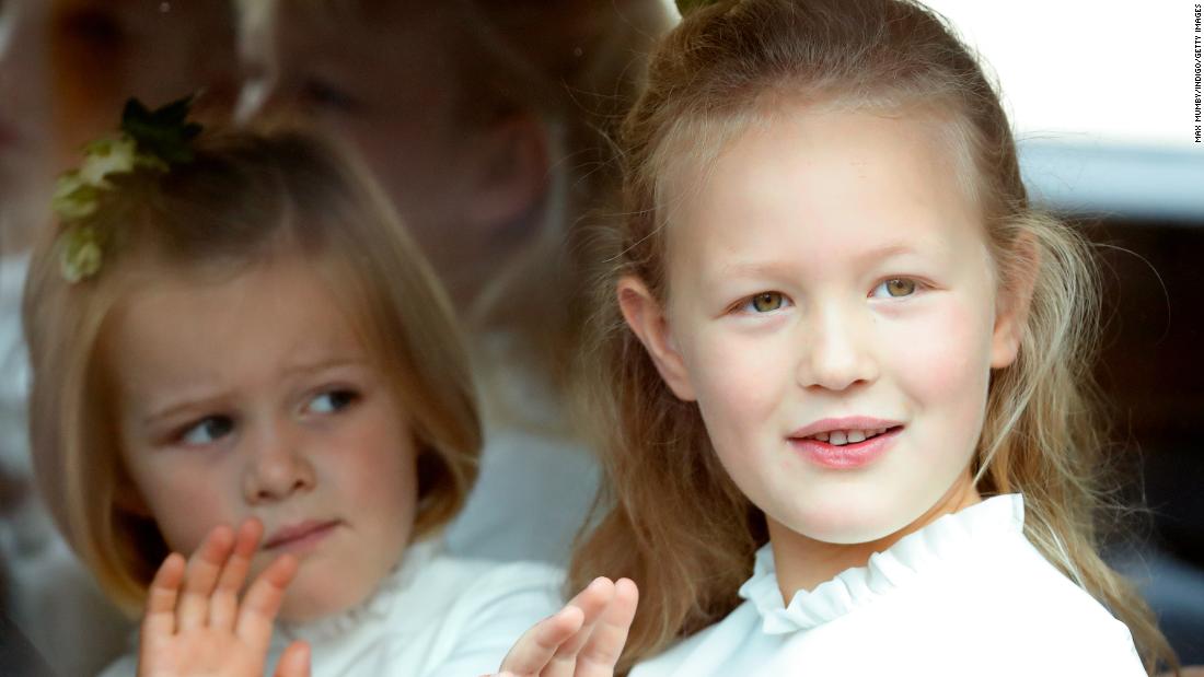 Cousins Mia Tindall, 왼쪽, and Savannah Phillips attend the wedding of Princess Eugenie in 2018. Mia and Savannah are two grandchildren of the Queen&#39;s only daughter, 앤 공주. Mia is one of three children born to Mike and Zara Tindall. Savannah is one of two children born to Peter and Autumn Phillips.
