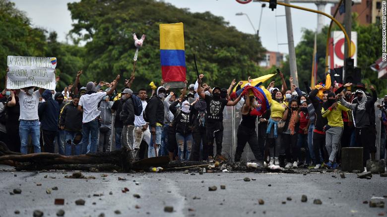 콜롬비아 시위로 민간인 5 명과 경찰 1 명 사망