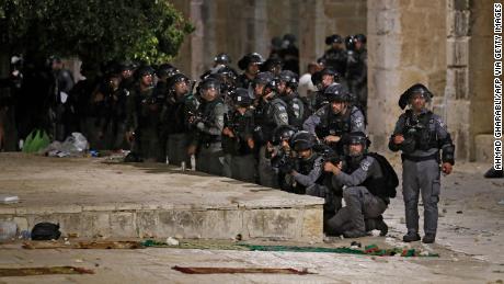 以色列安全部队在与巴勒斯坦抗议者在耶路撒冷的阿克萨清真寺大院发生冲突期间部署, 在5月 7, 2021. 