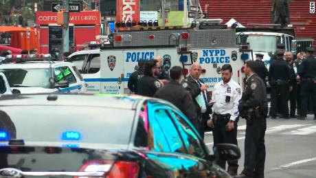 Two women and a 4-year-old girl wounded in Times Square shooting, NYPD 말한다