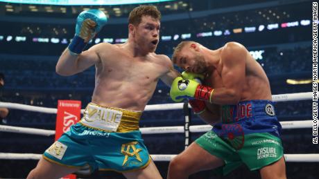 Canelo Alvarez defeated Billy Joe Saunders to claim the Briton&#39;s WBO super-middleweight title.